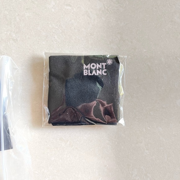 New with case MONTBLANC
61MM Pilot Sunglasses
YELLOW GREEN, One Size - Picture 12 of 17